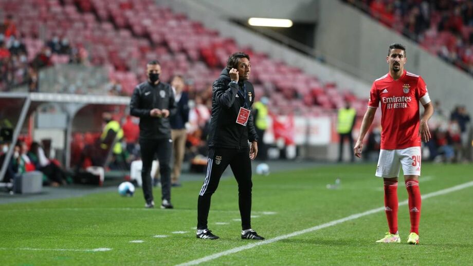 Treinador-adjunto do Benfica deu os parabéns aos jogadores pelo triunfo expressivo
