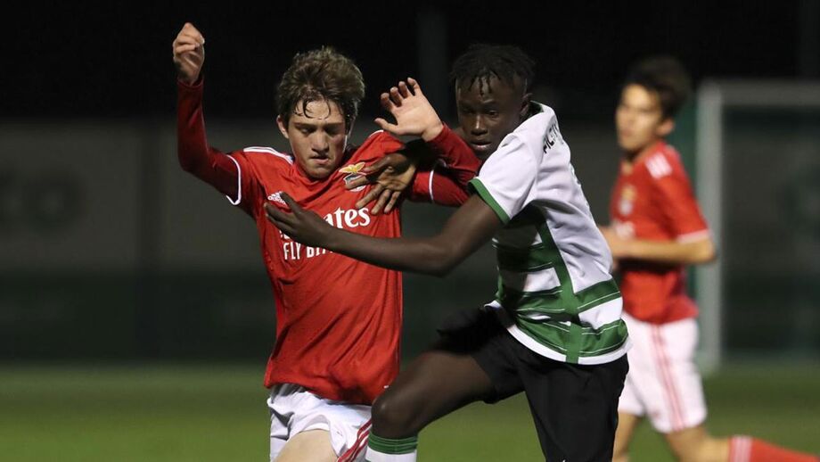 Iniciados de Benfica e Sporting num duelo aceso