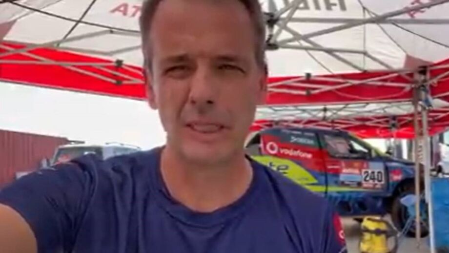Piloto português compete aos comandos de uma Toyota Hilux, acompanhado por Pedro Velosa