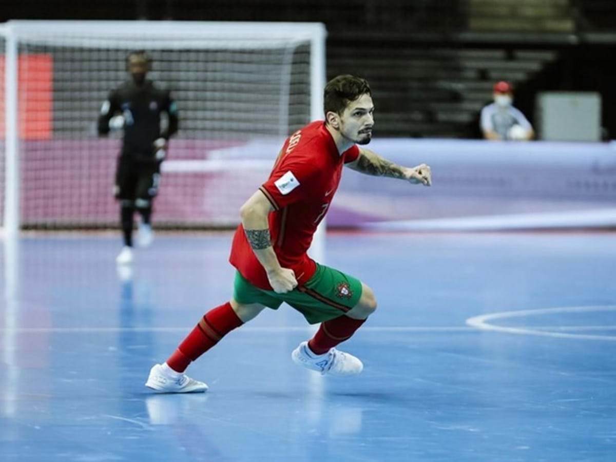 Futsal joga-se com a cabeça, não é com os pés”. Entrevista a João