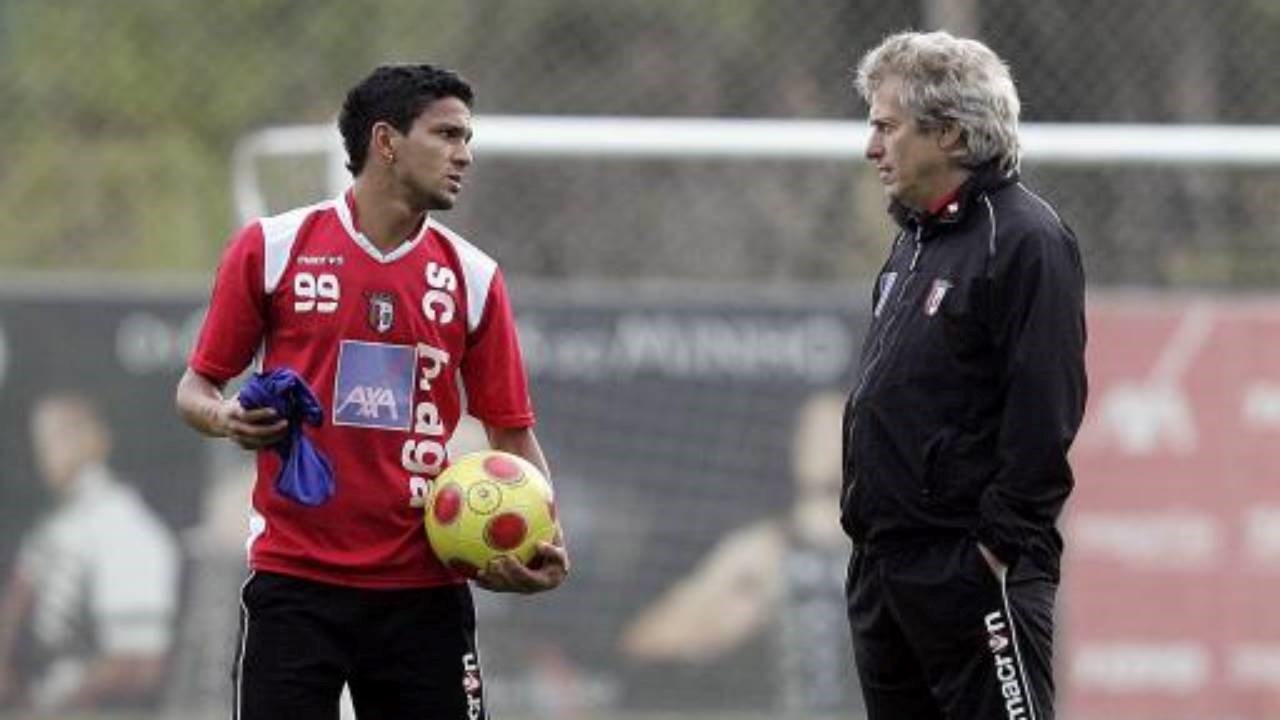 Fui para uma palestra do Jorge Jesus de auscultadores, com música