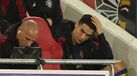 Cristiano Ronaldo irritado e a lutar com o casaco: português é substitído e reage assim
