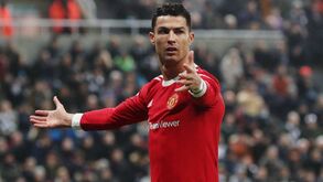 «Ronaldo fora do onze»: comentador inglês abre porta da titularidade no Man. United a Cavani