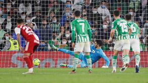 Rui Silva ovacionado pelos adeptos do Betis por ir a jogo após morte do pai
