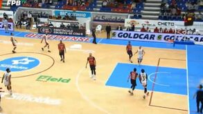 Basquetebolista do Benfica lança do meio campo... e marca: veja a reação de quem estava no banco