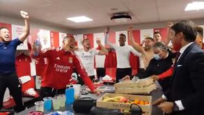 Benfica mostra bastidores: Rui Costa num abraço emocionado a Jesus e Luisão, jogadores eufóricos e Braz em lágrimas