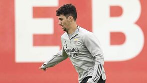 Novo sistema tático e aposta na formação leva Benfica a não procurar por mais um central