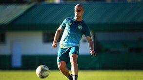 Mancha certo para a esquerda do Portimonense