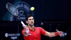 Djokovic chega hoje à Austrália mas primeiro-ministro avisa: «Vai no primeiro avião para casa...»