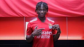 Ivan Lima assina contrato profissional com o Benfica