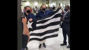 John Textor recebido como herói pelos adeptos do Botafogo
