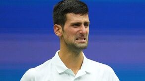Djokovic quer 'chef' pessoal e court para treinar mas autoridades australianas rejeitam pedidos 