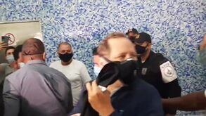 Insólito: adepto do Botafogo oferece nota de 20 reais a John Textor