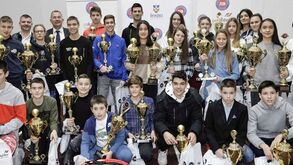 Djokovic entre crianças e sem máscara um dia depois de alegadamente ter tido um teste positivo