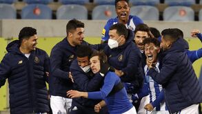 A crónica do Estoril-FC Porto, 2-3: Isolamento depois do vírus lateral
