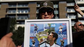 Djokovic ganha uma batalha mas não a guerra: pai revela que tenista foi detido de novo