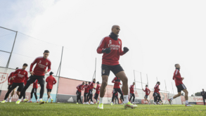 Nélson Veríssimo deu o treino no Benfica Campus com o grupo quase completo