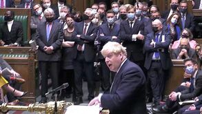 «Devia ter mandado todos para dentro»: Boris Johnson admite no parlamento ter estado em festa