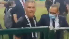 Carlos Queiroz em discussão com adeptos depois da derrota do Egito na CAN