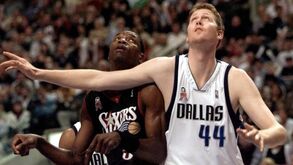 Gigante numa cadeira de rodas: Shawn Bradley pensou no suicídio após acidente que mudou a sua vida