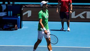 Juiz que anulou cancelamento do visto de Djokovic promove audiência de urgência