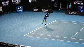 Austrália aceita suspender deportação de Djokovic até decisão judicial