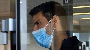 Depois da deportação, os patrocinadores: Lacoste vai analisar conduta de Novak Djokovic