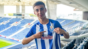 Martim Fernandes assina contrato profissional no dia do 16º aniversário