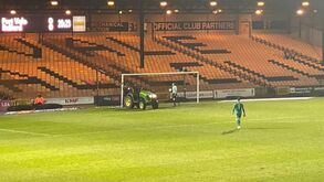 Jogo da quarta divisão inglesa interrompido após colapso do poste de uma das balizas