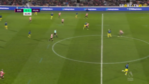 Portugueses fazem estragos: 'peitaça' de Ronaldo e arrancada de Bruno Fernandes no golo de Greenwood