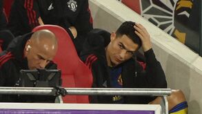 Cristiano Ronaldo irritado e a lutar com o casaco: português é substituído e reage assim