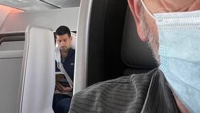 Djokovic em nova polémica: tenista 'apanhado' sem máscara no avião de regresso a casa