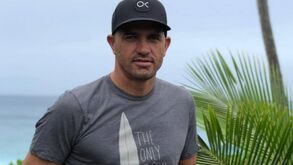 Austrália avisa Kelly Slater sobre as vacinas: «Não importa se és surfista, tenista ou turista»