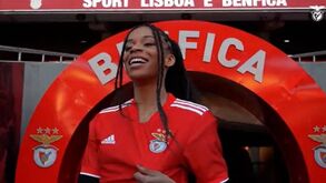 Do cumprimento a Rui Costa aos primeiros toques vestida à Benfica: os bastidores da apresentação de Jéssica Silva