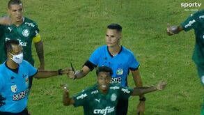 Aconteceu na Copinha do Brasil: adepto invade relvado com uma faca na mão