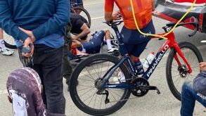 Egan Bernal choca contra um autocarro e pode ter fraturado o fémur