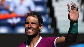Shapovalov 'cansa-se' de esperar por Nadal e atira ao árbitro: «Vocês são todos corruptos!»