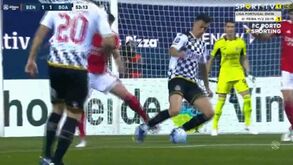 O lance do penálti cometido por Morato que deu o empate ao Boavista