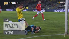 Vlachodimos cometeu penálti mas redimiu-se com defesa com os pés: veja o lance