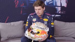 Verstappen revela capacete com que vai competir em 2022: «O dourado torna-o mais fixe»