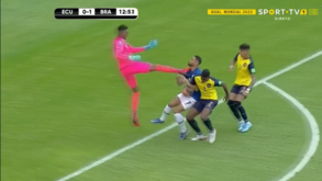 Guarda-redes do Equador expulso após entrada karateka em Matheus Cunha