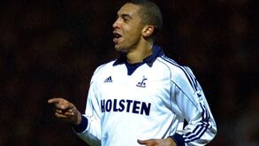 Ex-craque da Premier League em risco de prisão: discussão à conta de cigarros acabou ao soco e pontapé