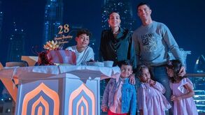 Ronaldo recebido com entusiasmo na Expo do Dubai: «Temos de dar o exemplo às novas gerações»