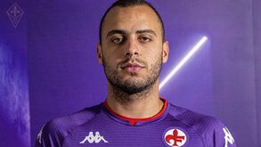 Fiorentina contrata Arthur Cabral para substituir Vlahovic