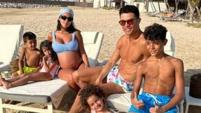 Ronaldo despede-se do Dubai com foto de família em que gravidez de Georgina já é bem visível