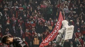 Bola da final da Allianz Cup foi entregue por... um astronauta