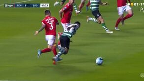 Benfica-Sporting: Porro pediu penálti neste lance com Grimaldo, árbitro mandou seguir