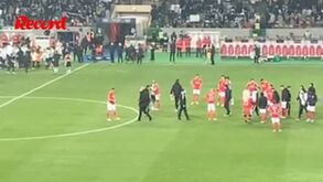 João Mário cumprimentado por jogadores do Sporting após o apito final em Leiria