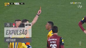 Estoril-P. Ferreira: canarinhos ficaram reduzidos a 10 jogadores após este lance