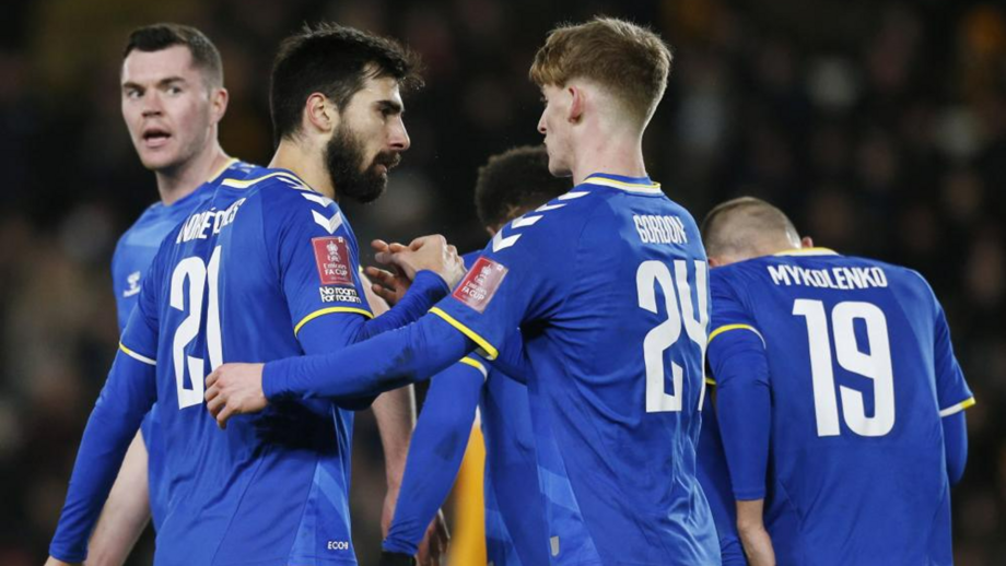 André Gomes marca mas Everton avança com sofrimento na Taça de Inglaterra